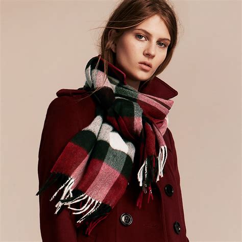 how to wear burberry scarf|burberry wool scarf small checked.